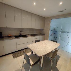 cucina-laccata-tortora-con-top-in-granito-3-scaled.jpg