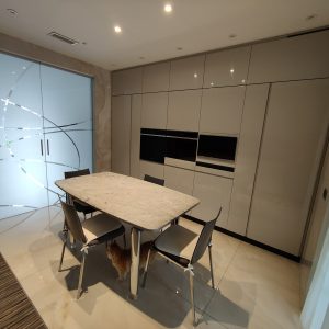 cucina-laccata-tortora-con-top-in-granito-4-2-scaled.jpg
