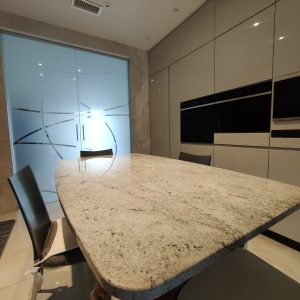cucina-laccata-tortora-con-top-in-granito-5-1-scaled.jpg