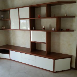 Parete attrezzata in legno e laccato lucido