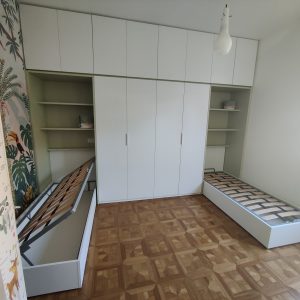 Cameretta funzionale con doppio letto e armadio a ponte