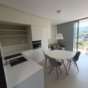 Cucina Bianca ad Angolo con Design Integrato