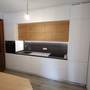 Cucina Moderna Bianco Opaco e Legno Naturale