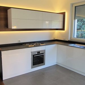Cucina Luminosa con Dettagli in Legno e Illuminazione LED Integrata