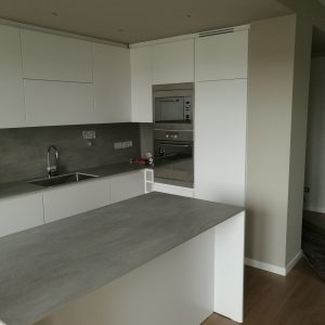 Cucina Moderna con Isola e Piano Effetto Cemento