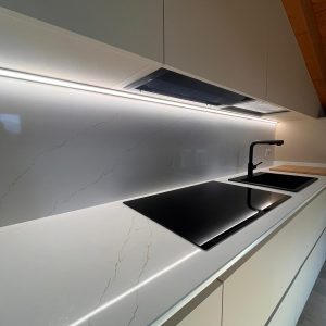 Cucina Moderna Beige in Mansarda con Travi a Vista e Design Minimal