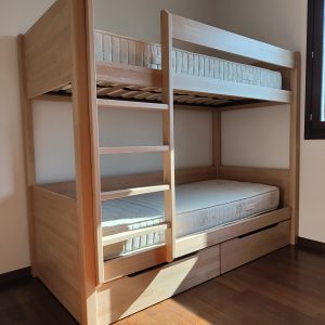 Letto a castello in legno con cassettoni estraibili