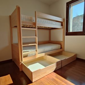 Letto a castello in legno con cassettoni estraibili