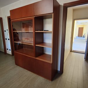 Credenza e vetrina in legno ciliegio