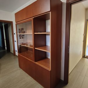 Credenza e vetrina in legno ciliegio