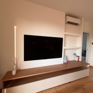 Mobile TV sospeso con piano in legno massello