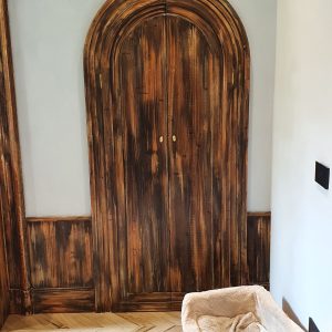 Porta ad arco rustica integrata a boiserie