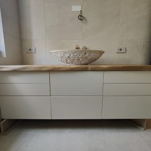 Bagno in stile naturale con lavabo scultoreo