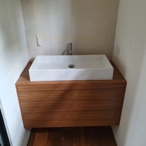 Bagno compatto con lavabo ad incasso