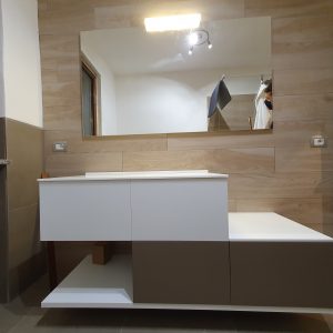 Bagno bicolore con design moderno