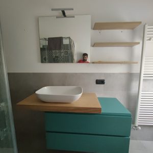 Bagno colorato con top in legno