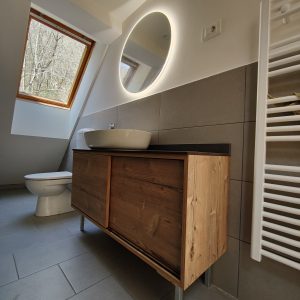 Bagno in rovere naturale con specchio retroilluminato