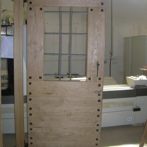 Porta rustica in rovere con inferriata