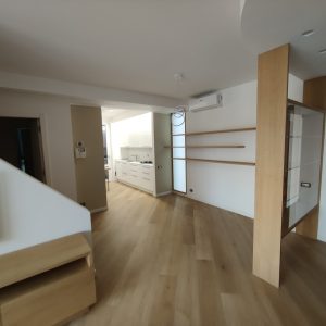 Mobile TV e mensole sospese e vetrina integrata